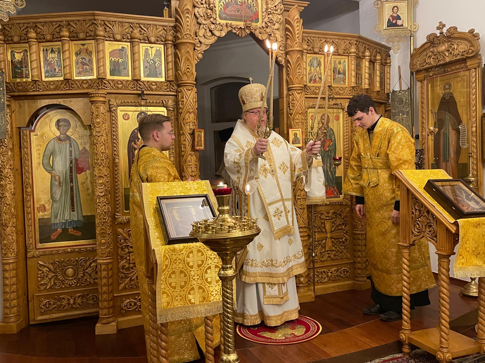 В новогоднюю ночь архиепископ Тихон совершил молебен в Соборе и Литургию в храме преп. Сергия Радонежского в Карлсхорсте