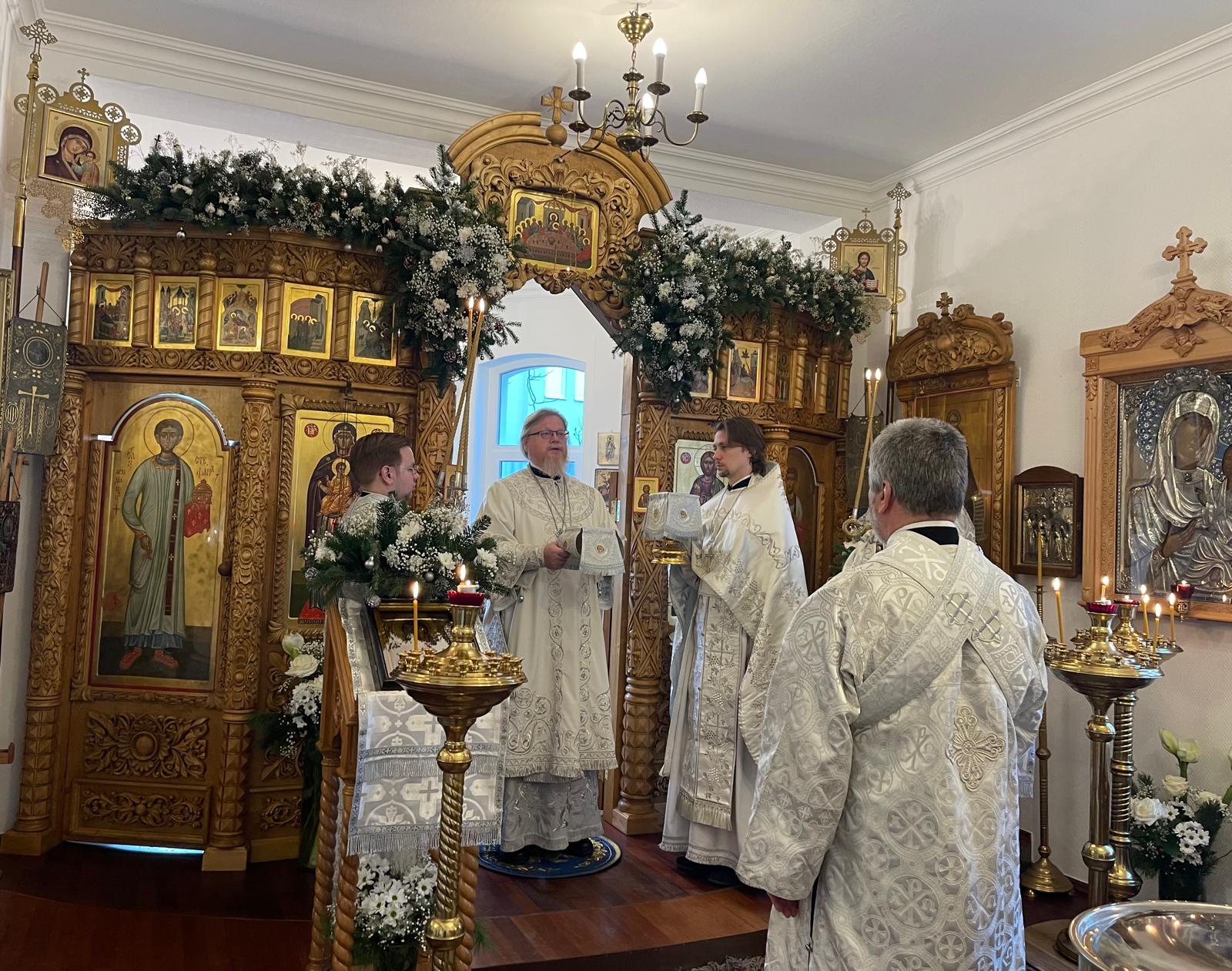 В день памяти собора Иоанна Предтечи в храме преп. Сергия Радонежского в Карлсхорсте совершено архиерейское богослужение