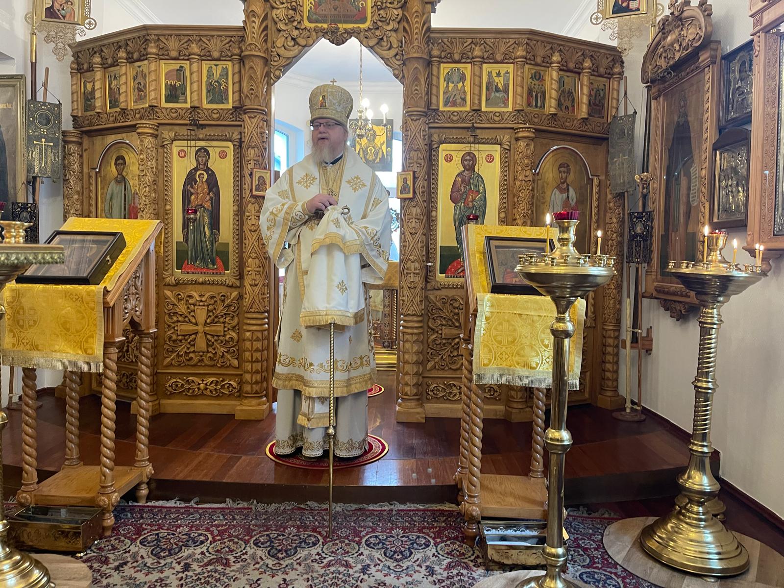 В день памяти Собора трех святителей архиепископ Тихон совершил Литургию в храме преп. Сергия Радонежского в Карлсхорсте