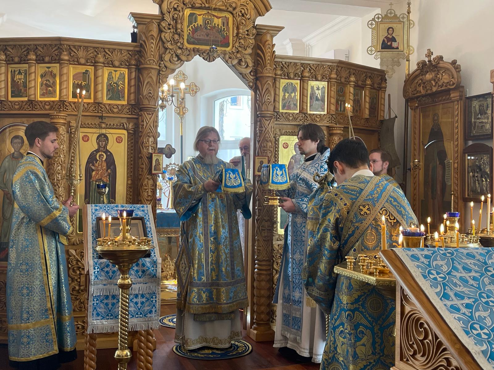 В праздник Похвалы Пресвятой Богородицы архиепископ Тихон совершил утреню и Литургию в храмах Берлина