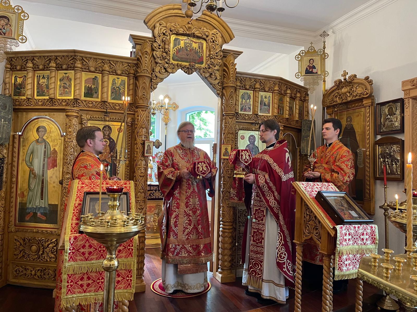 В день отдания праздника Пасхи архиепископ Тихон совершил вечерню, утреню и Божественную литургию пасхальным чином