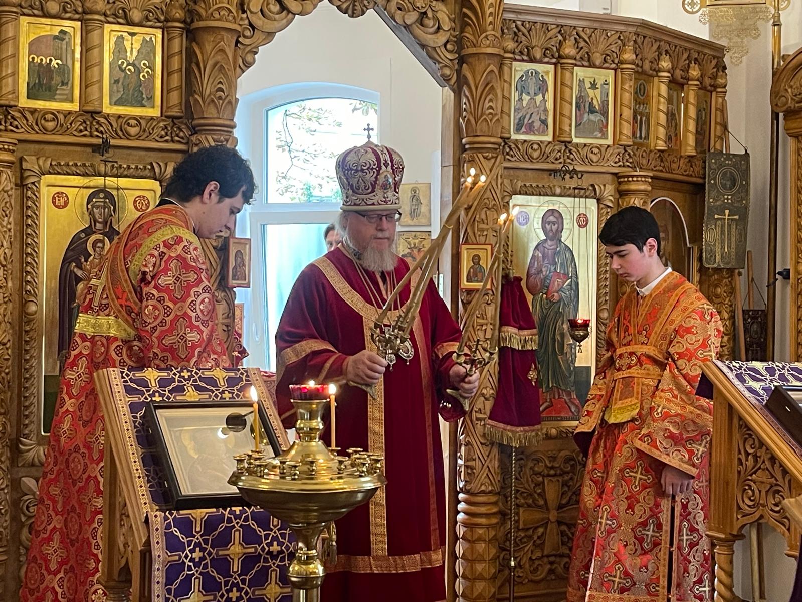 В день памяти мучениц Веры, Надежды, Любови и матери их Софии архиепископ Тихон совершил Литургию в храме преп. Сергия Радонежского в Карлсхорсте
